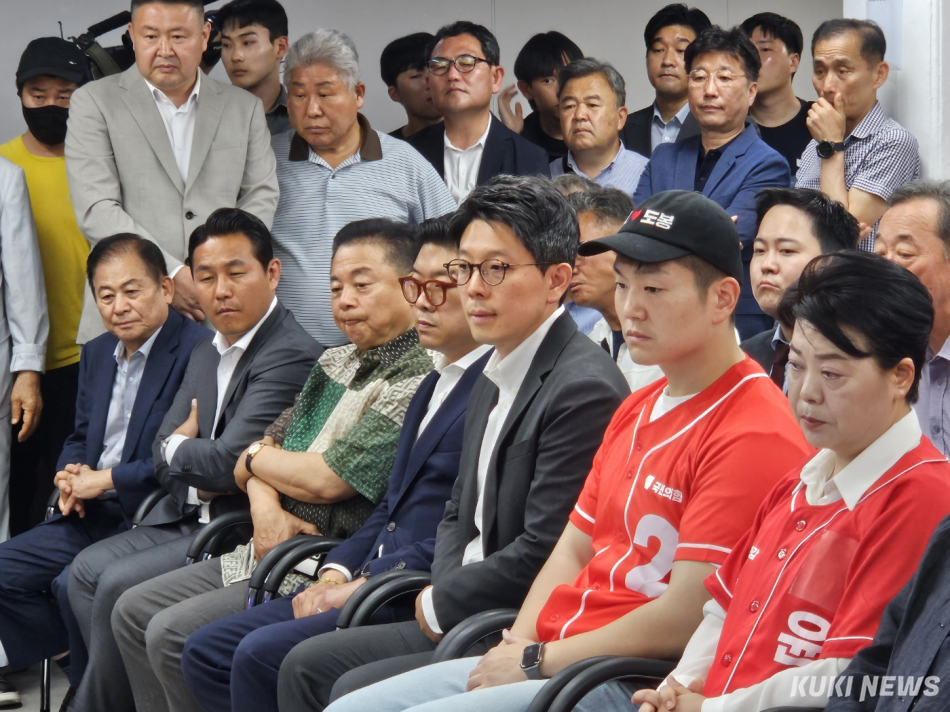 3일 서울 종로구에 있는 오세훈 국민의힘 서울시장 후보 선거사무실에서 캠프 관계자들이 출구조사 결과를 확인하고 있다. 이은서 기자