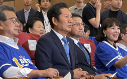 출구조사 ‘11곳 우세’에 환호 터진 민주당 상황실…지도부는 ‘무표정’ [쿡 정치포토]