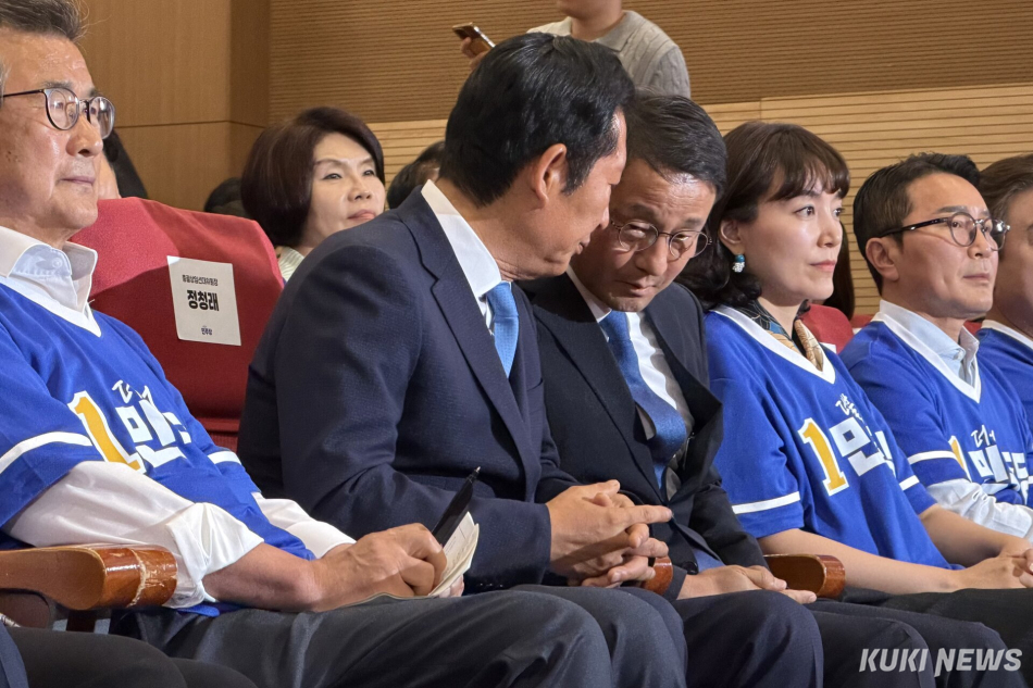 더불어민주당 정청래 총괄상임선거대책위원장과 한병도 공동상임선대위원장이 3일 서울 여의도 국회에 마련한 제9회 전국동시지방선거·국회의원 재보궐선거 개표상황실에서 대화하고 있다. 유병민 기자