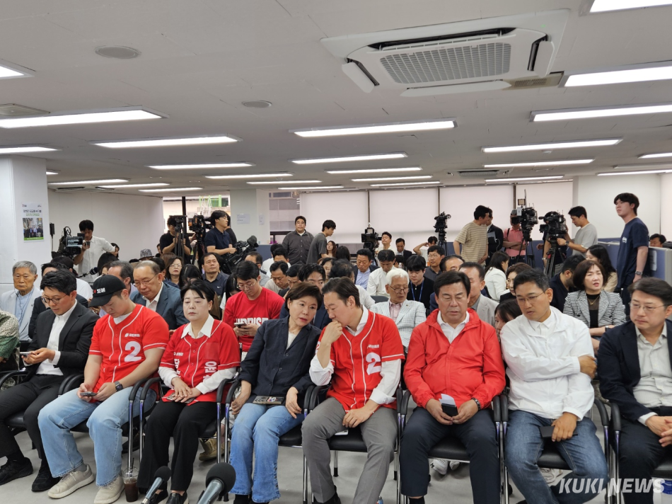 3일 서울 종로구에 있는 오세훈 국민의힘 서울시장 후보 선거사무실에서 캠프 관계자들이 출구조사 결과를 확인하고 있다. 이은서 기자