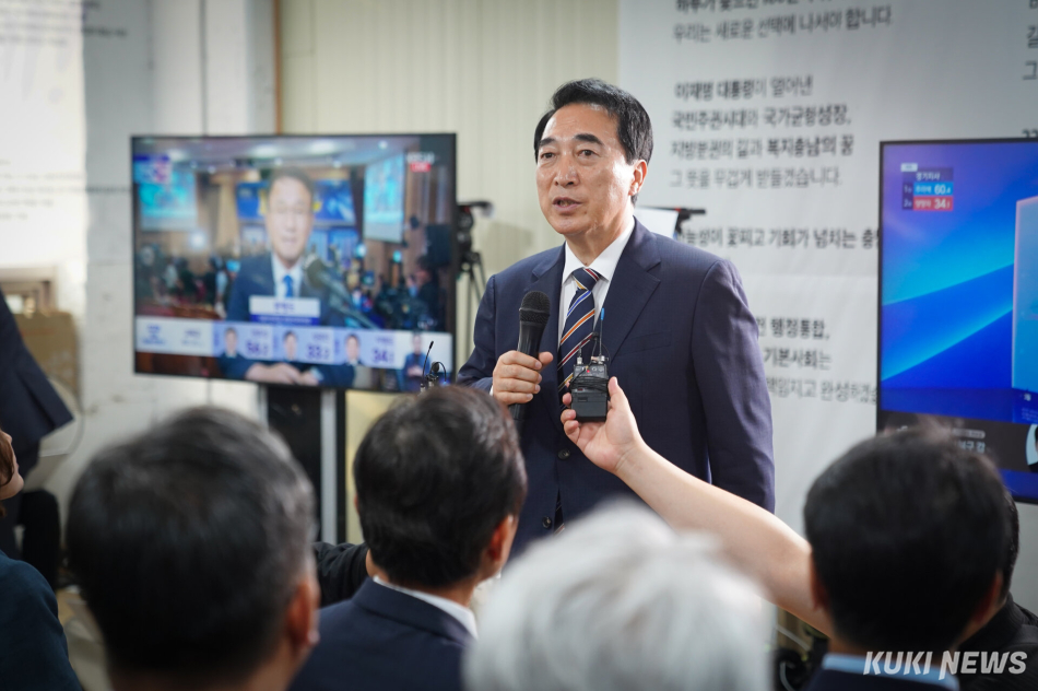 박수현 더불어민주당 충남도지사 후보가 3일 천안 자신의 선거사무소에서 지상파3사 등의 출구조사 결과에 대해 소감을 밝히고 있다. 박수현 캠프