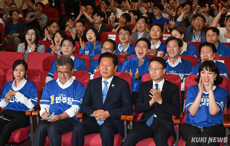 더불어민주당 정청래 총괄상임선거대책위원장과 한병도 공동상임선대위원장을 포함한 지도부가 3일 서울 여의도 국회에 마련한 제9회 전국동시지방선거·국회의원 재보궐선거 개표상황실에서 투표 결과를 지켜보고 있다. 사진공동취재단