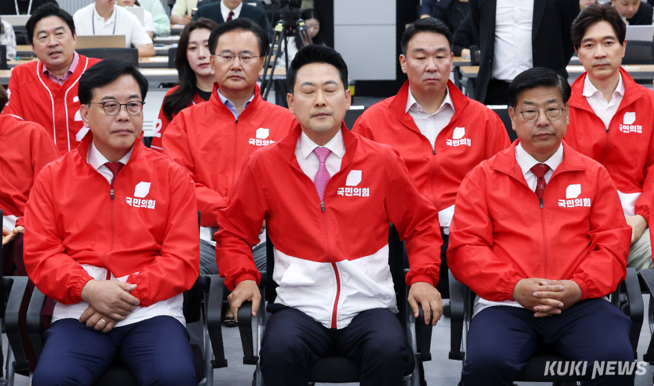 장동혁 국민의힘 대표가 3일 서울 영등포구 국민의힘 당사에 마련한 제9회 전국동시지방선거·국회의원 재·보궐선거 개표상황실에서 눈을 질끈 감고 있다.