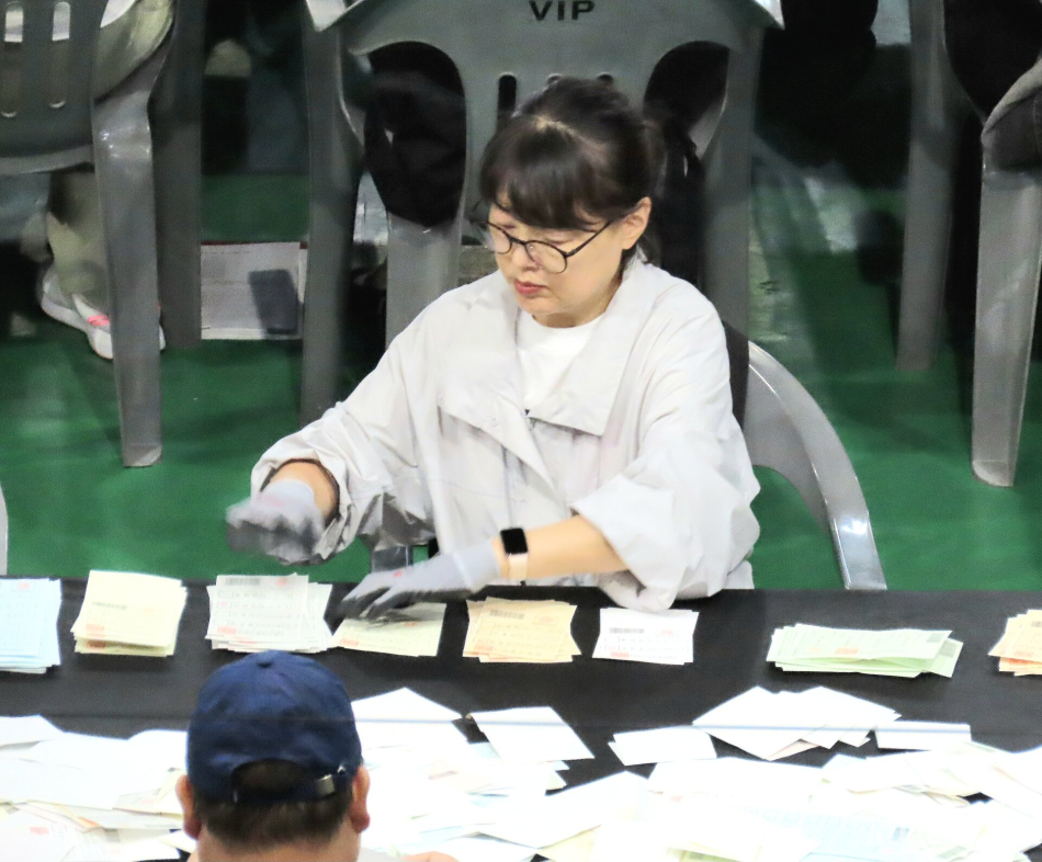 제9회 전국동시지방선거 본투표가 모두 마무리되고 최종 투표율이 64.5%로 집계된 가운데 가톨릭관동대 성세바스티아노 스포츠센터에 마련된 강릉시 개표소에서 개표가 한창 진행되고 있다. 전인수 기자