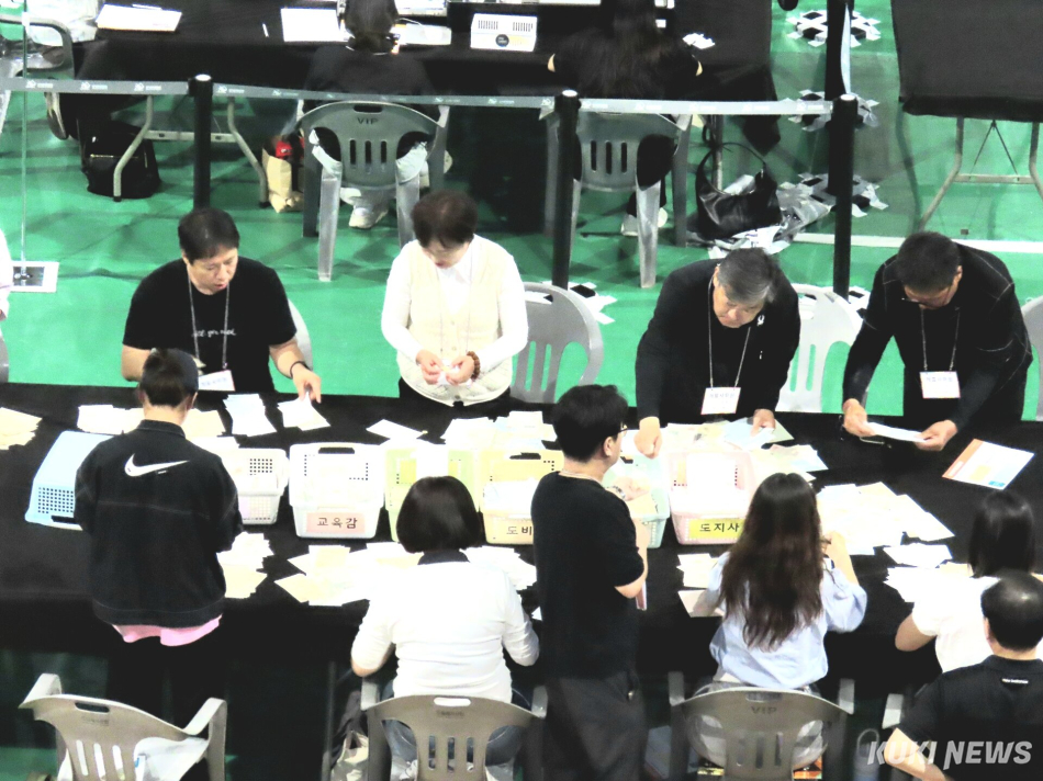제9회 전국동시지방선거 본투표가 모두 마무리되고 강원도내 최종 투표율이 64.5%로 집계된 가운데 가톨릭관동대 성세바스티아노 스포츠센터에 마련된 강릉시 개표소에서 개표가 한창 진행되고 있다. 전인수 기자