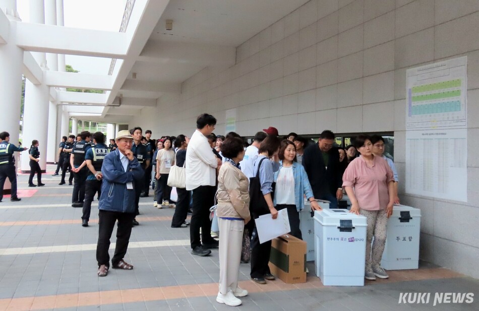 제9회 전국동시지방선거 본투표가 모두 마무리되고 최종 투표율이 64.5%로 집계된 가운데 읍면동 투표소에서 올라온 투표함들이 가톨릭관동대 성세바스티아노 스포츠센터에 마련된 강릉시 개표소 입장을 기다리고 있다. 전인수 기자