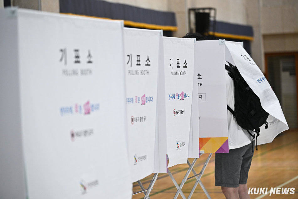 제9회 전국동시지방선거 본투표일인 3일 서울 동작구 본동초등학교 강당에 마련된 투표소에서 시민들이 소중한 한 표를 행사하고 있다. 임은재 기자