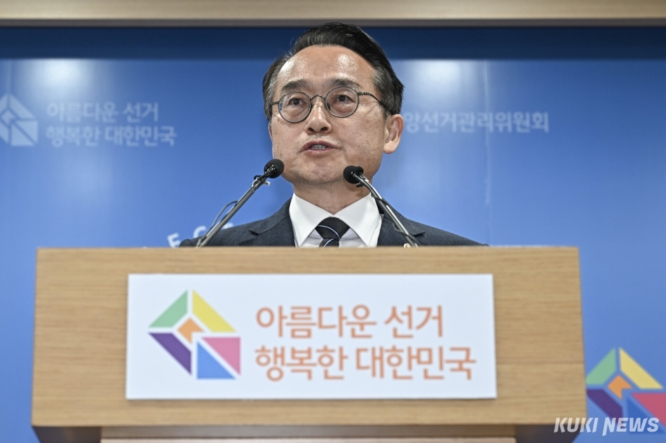 허철훈 중앙선거관리위원회 사무총장이 3일 경기 과천 중앙선관위에서 투표용지 부족 사태 관련 대국민 사과문을 발표하고 있다. 남동균 기자