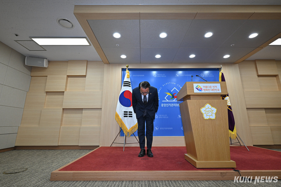허철훈 중앙선거관리위원회 사무총장이 3일 경기 과천 중앙선관위에서 투표용지 부족 사태 관련 대국민 사과를 하고 있다. 남동균 기자