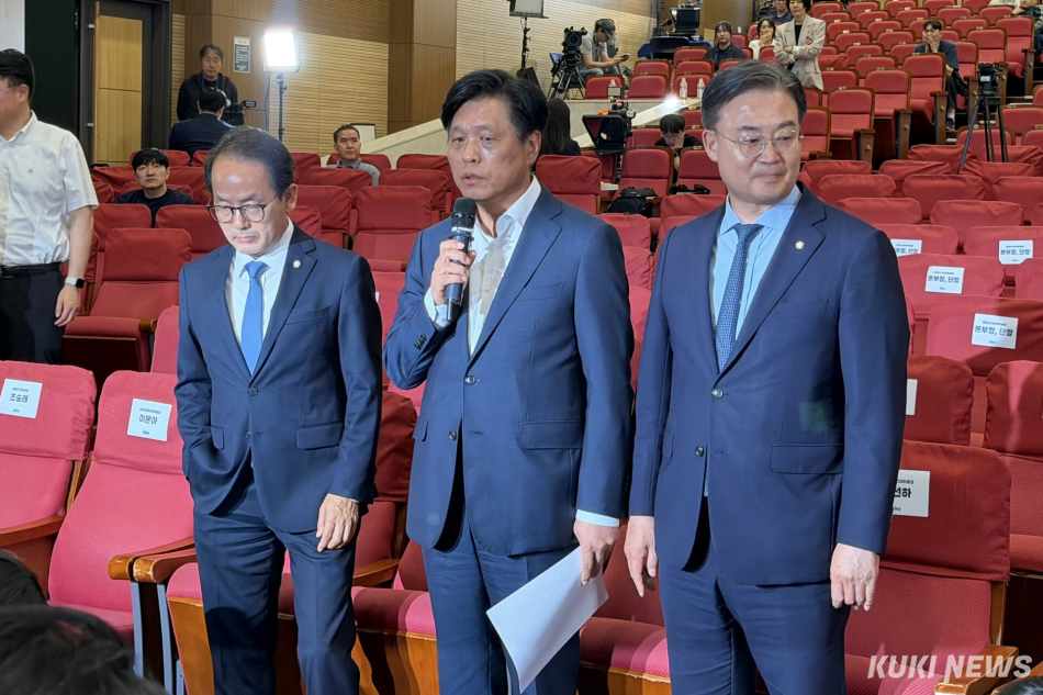 더불어민주당 총괄선대위원장인 조승래 사무총장이 3일 서울 여의도 국회에서 브리핑을 열고 발언하고 있다. 유병민 기자