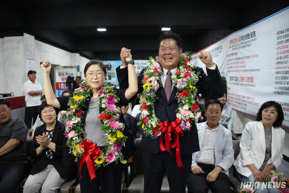 6.3지방선거에서 당선이 확정된 이상호 강원 태백시장 후보가 부인 허유저씨와 기념촬영을 하고 있다. 사진=김태식 기자.