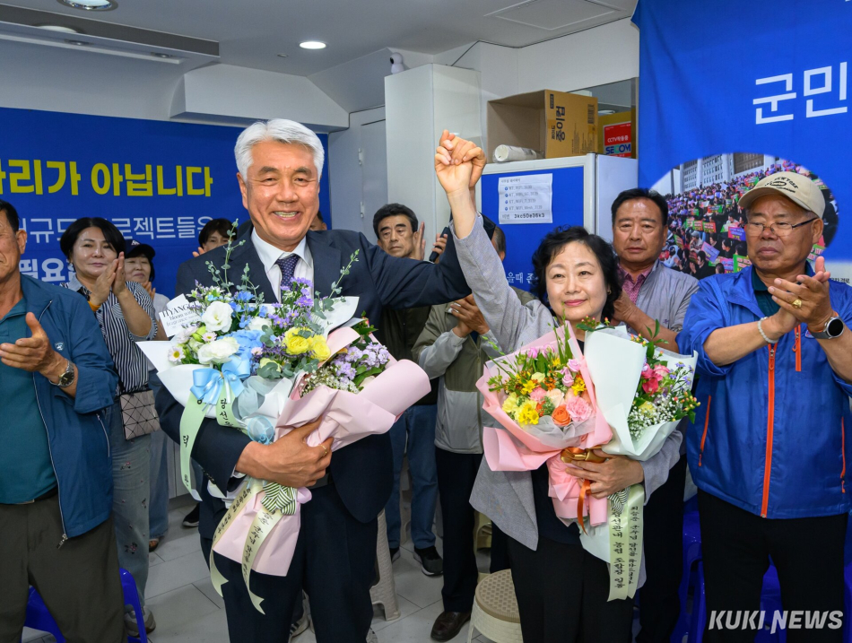 6·3 지방선거 더불어민주당 최승준 정선군수 당선인이 3일 밤 강원 정선군 정선읍 선거사무소에서 지지자들에게 축하를 받고 있다. 후보 캠프