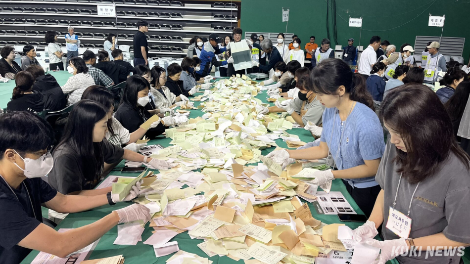 3일 오후 7시 개표소가 마련된 원주종합체육관에서 선거사무원들이 개표를 하고 있다. (사진=원주 윤수용)