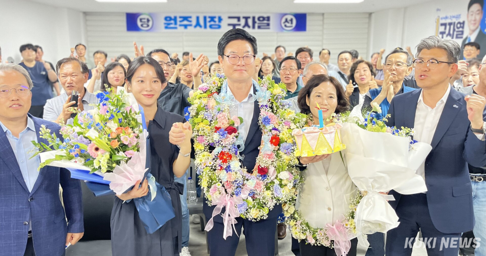 더불어민주당 구자열 원주시장 당선인이 4일 새벽 당선 확정 후 지지자들에게 축하를 받고 있다. 원주=윤수용 기자