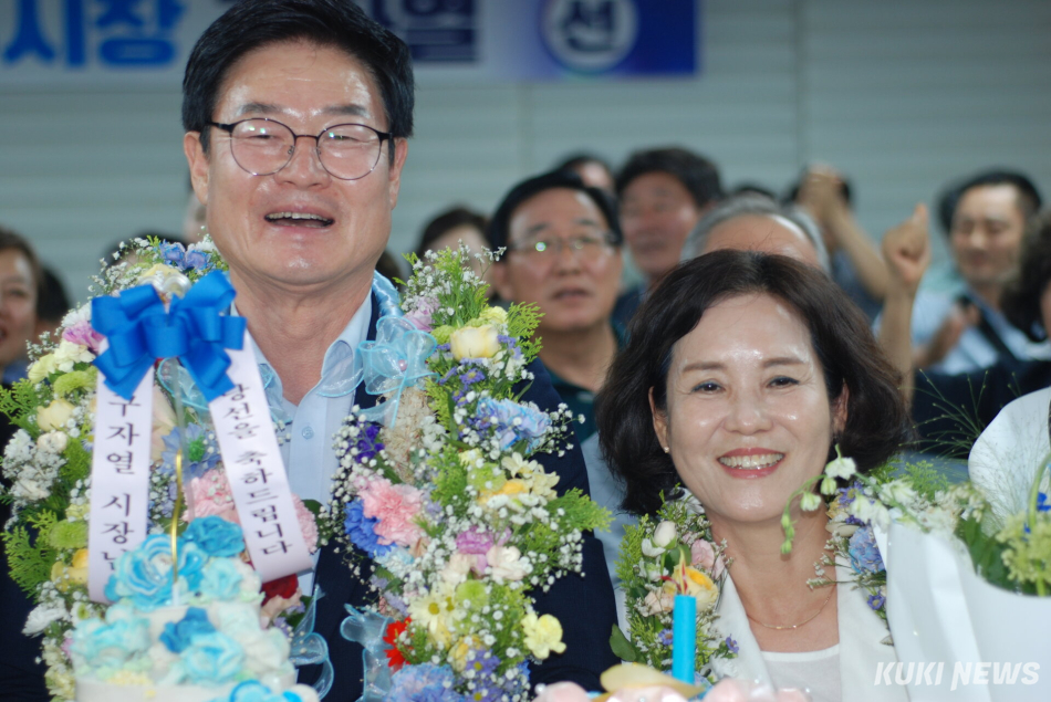더불어민주당 구자열 원주시장 당선인과 배우자 한일선 여사. 원주=윤수용 기자