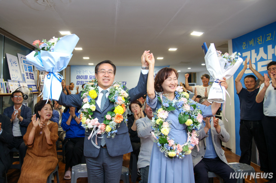 강삼영 강원특별자치도교육감 후보가 당선이 확실해지면서 아내 양호숙씨와 축하를 받고 있다.