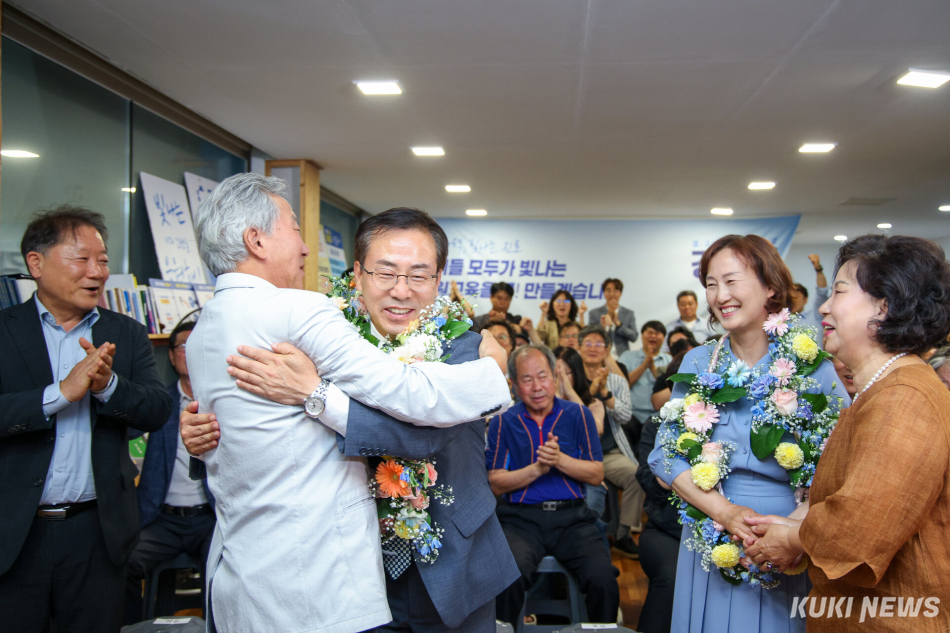 강삼영 강원도교육감 후보가 민병희 전 강원도교육감과 당선의 기쁨을 나누고 있다.