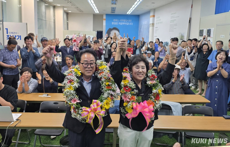 최상기 더불어민주당 강원 인제군수 후보가 3알 오후 인제읍내에 마련된 자신의 선거캠프에서 당선이 확실시 되자 꽃다발을 들고 환호하고 있다.
