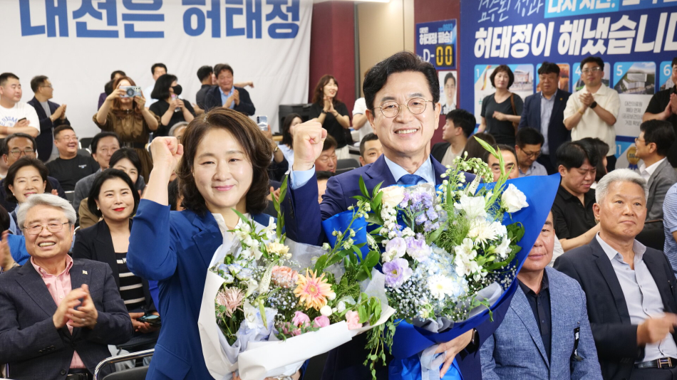 당선이 유력해 지자 허태정 대전시장 후보가 지지자의 축하를 받고 있다. 허태정 캠프