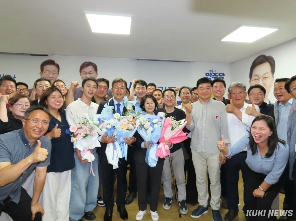 더불어민주당 김중남 후보가 3일 진행된 제9회 전국동시지방선거 강릉시장 선거에서 득표율 52.46%를 기록하며 국민의힘 김홍규 후보(41.34%)를 제치고 강릉시장에 당선, 옥천동 선거사무소에서 축하인사를 받고 있다. 전인수 기자