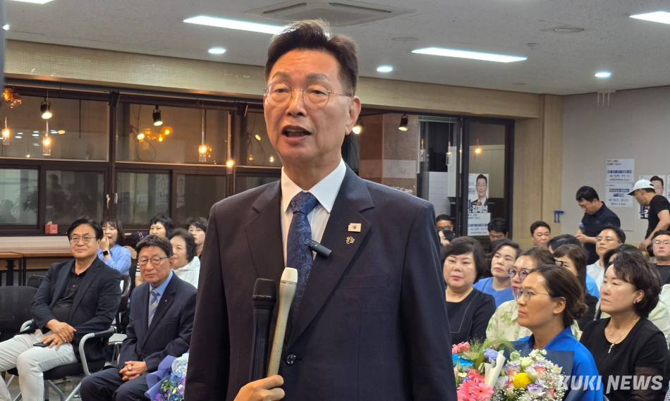 3일 오후 11시 30분경 대전 대흥동 ‘중구직통‘ 선거사무소에서 김제선 대전 중구청장의 재선이 유력해지자 언론사의 인터뷰 요청에 따라 