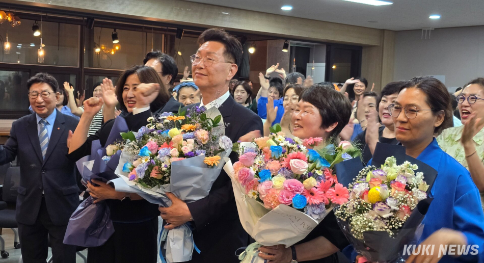 김영기(좌) 중구발전협의회 자문위원과 지지자들이 김제선 중구청장과 그의 아내, 중구의회 당선자 예정 등을 축하하고 있다. 사진=명정삼 기자