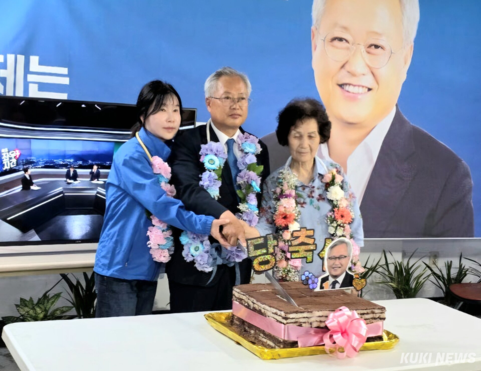 더불어민주당 김정중 양양군수 후보가 제9회 전국동시지방선거에서 4일 오전 2시 30분 기준 개표가 완료된 가운데 50.52%를 득표해 김호열 국민의힘 후보(46.24%)와 고제철 무소속 후보(3.22%)를 앞서며 당선이 확정돼 환호하고 있다. 김정중 후보 캠프 제공