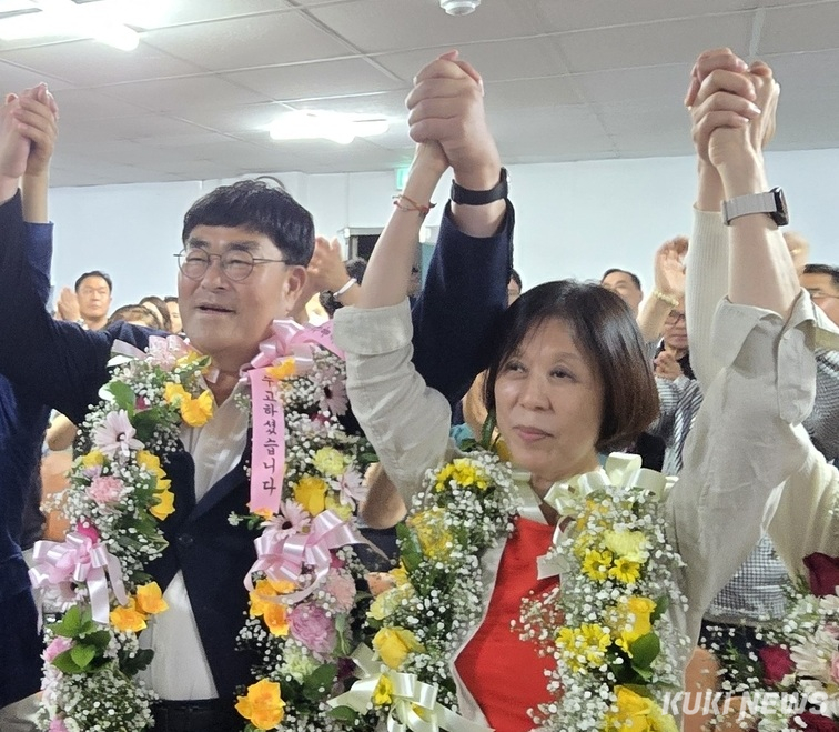 3일 실시한 9회 전국동시지방선거에서 국민의힘 박상수 삼척시장 후보와 배우자가 4일 당선이 확정된 후 환호하고 있다.