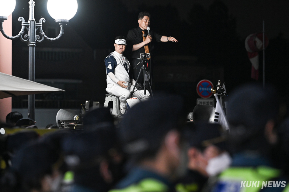 한국사 강사 출신 전한길씨가 4일 경기 과천 중앙선거관리위원회 앞에서 투표용지 부족 사태와 관련해 발언하고 있다.