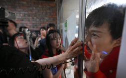 ‘투표용지 부족’ 사태에 들끓은 잠실7동·선관위 앞 항의 집회 [쿠키포토]