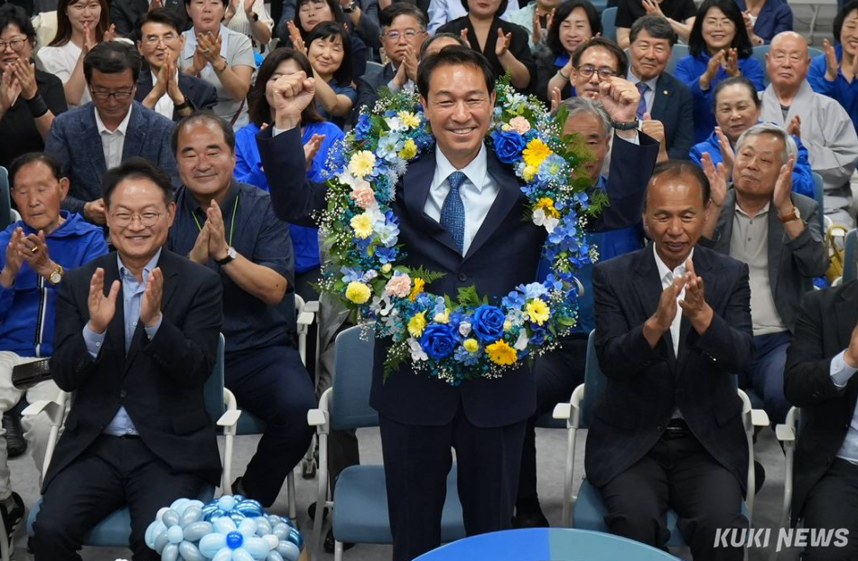 우상호 더불어민주당 강원도지사 후보가 당선이 유력해지면서 지지자들의 축하를 받고 있다.