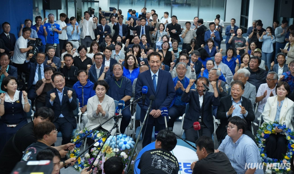 우상호 강원도지사 후보가 취재진들에게 당선 소감을 밝히고 있다.