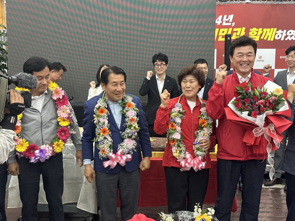 나동연 국민의힘 양산시장 당선인이 4일 당선을 확정 짓고 환하게 웃고 있다. 나동연 후보 캠프 제공