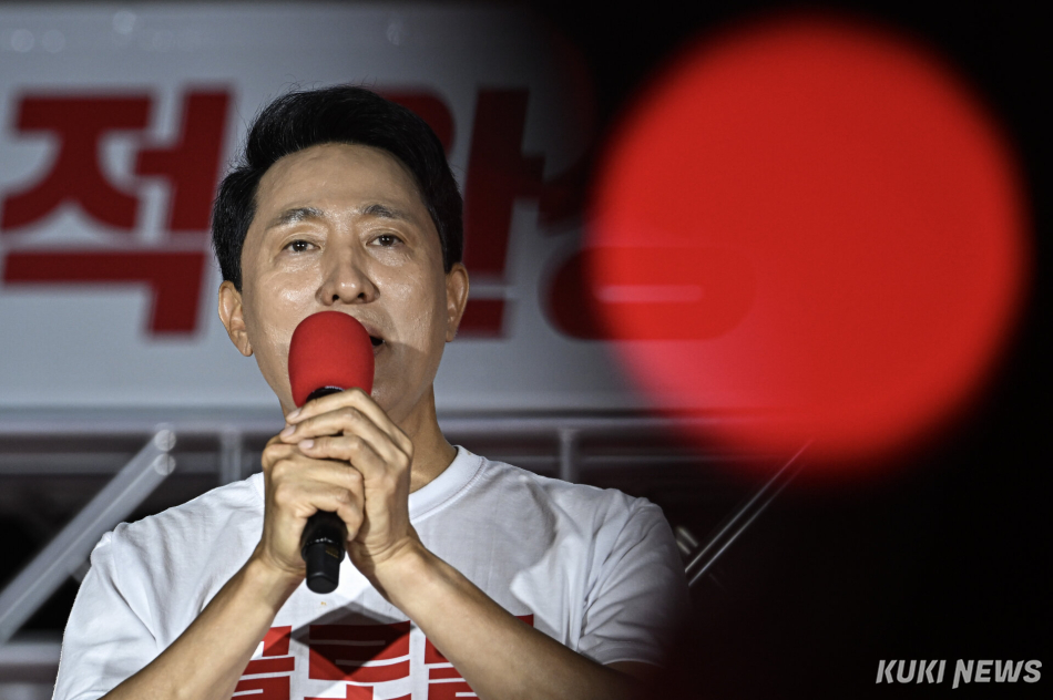 오세훈 국민의힘 서울시장 후보가 지난 2일 서울 서대문구 신촌역 스타광장에서 열린 피날레 유세에서 박수를 치고 있다. 남동균 기자