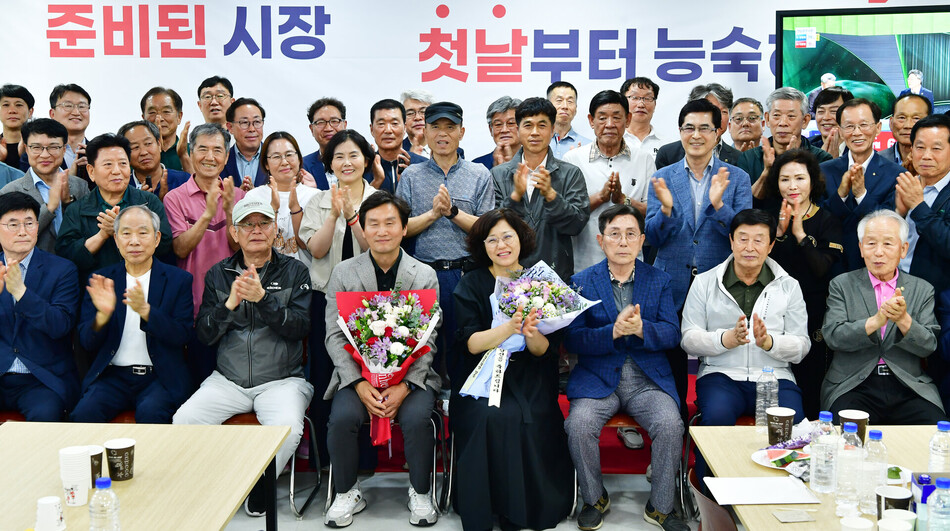 조현일 경산시장 당선인이 3일 당선 인사를 통해 시민과의 약속 이행과 경산 도약 의지를 밝힌 뒤 지지자들과 기념촬영을 하고 있다. 조현일 당선인 제공