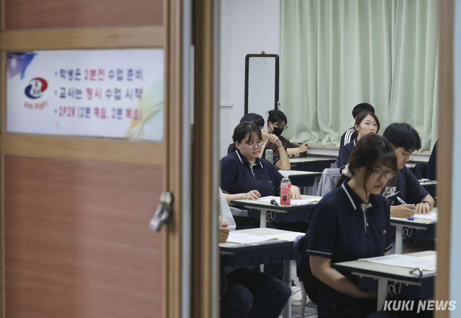 2027학년도 대학수학능력시험 6월 모의평가 시행일인 4일 오전 송파구 잠신고등학교에서 학생들이 시험 준비를 하고 있다.