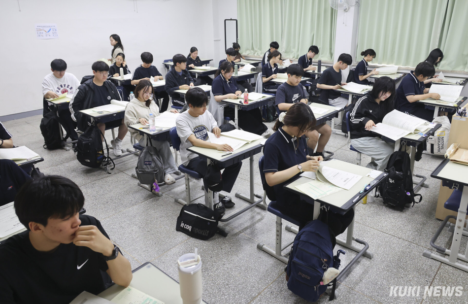 2027학년도 대학수학능력시험 6월 모의평가 시행일인 4일 오전 송파구 잠신고등학교에서 학생들이 시험 준비를 하고 있다.