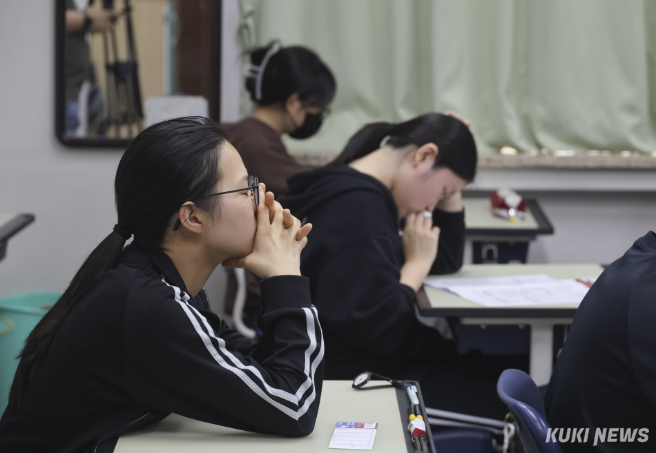 2027학년도 대학수학능력시험 6월 모의평가 시행일인 4일 오전 송파구 잠신고등학교에서 학생들이 시험 준비를 하고 있다.