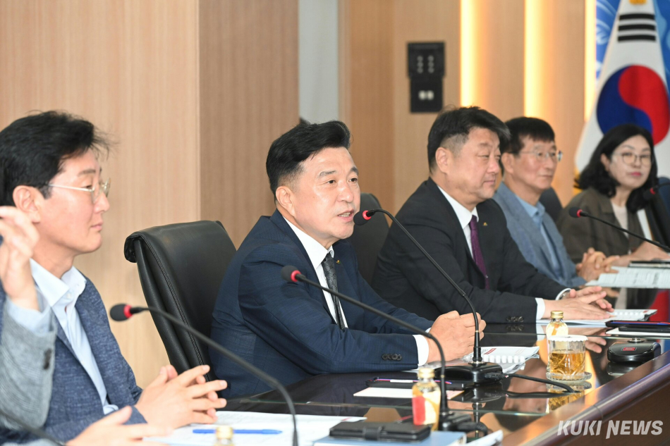 최재구 예산군수가 4일 군청으로 출근해 군정 현안을 챙기고 있다. 예산군