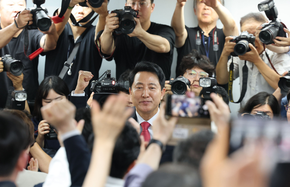 오세훈 국민의힘 서울시장 후보가 제9회 전국동시지방선거일 다음날인 4일 서울 종로구 대왕빌딩에 마련된 선거사무소에 입장하고 있다.