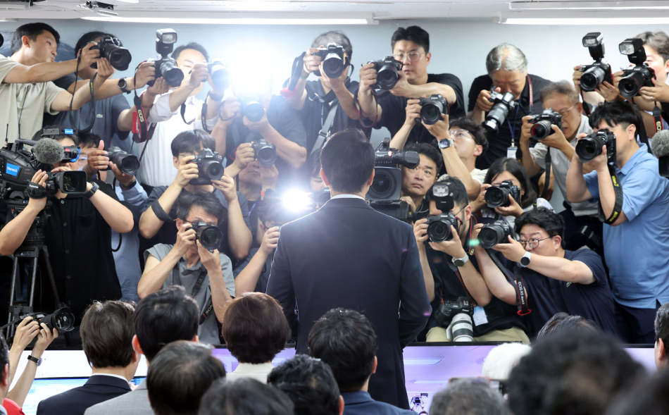 오세훈 국민의힘 서울시장 후보가 제9회 전국동시지방선거일 다음날인 4일 서울 종로구 대왕빌딩에 마련된 선거사무소에서 발언하고 있다.