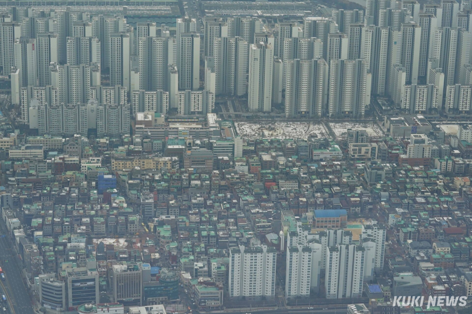 서울 송파구 롯데월드타워 전망대 서울 스카이에서 바라본 서울 도심의 아파트 단지. 쿠키뉴스 자료사진