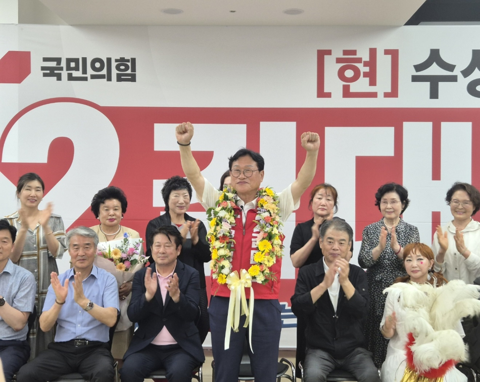 김대권 대구 수성구청장 당선인이 3선 연임을 축하하는 지지자들에게 인사하고 있다. 김대권 당선인 제공