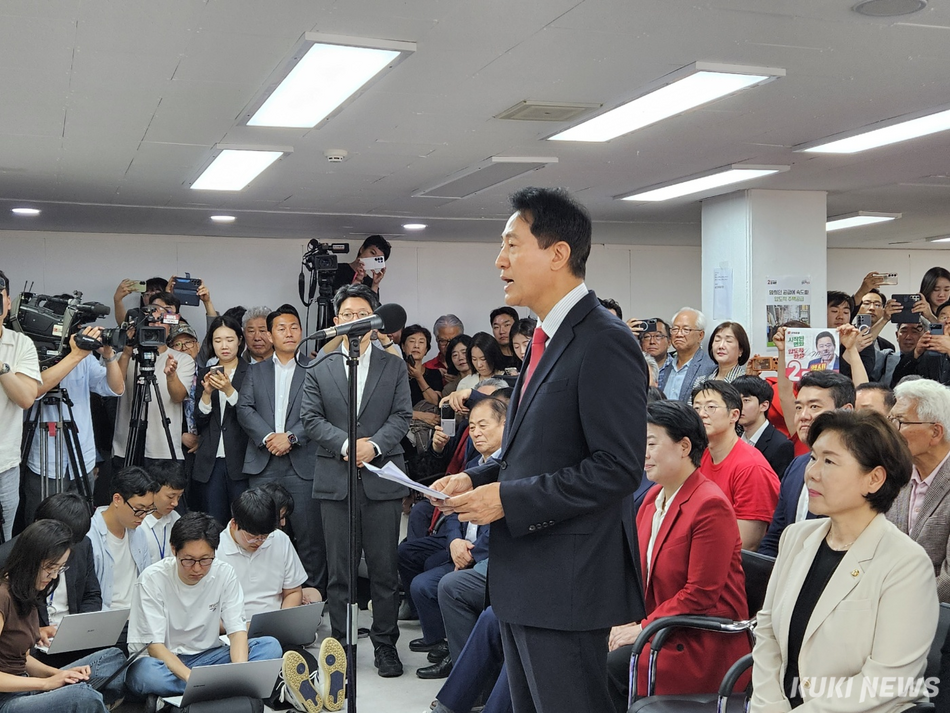 오세훈 국민의힘 서울시장 후보가 4일 오전 서울 종로구 대왕빌딩에 마련된 선거사무소에서 당선 소감을 발표하고 있다. 이은서 기자