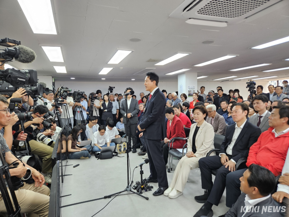 오세훈 국민의힘 서울시장 후보가 4일 오전 서울 종로구 대왕빌딩에 마련된 선거사무소에서 당선 소감을 발표하고 있다. 이은서 기자