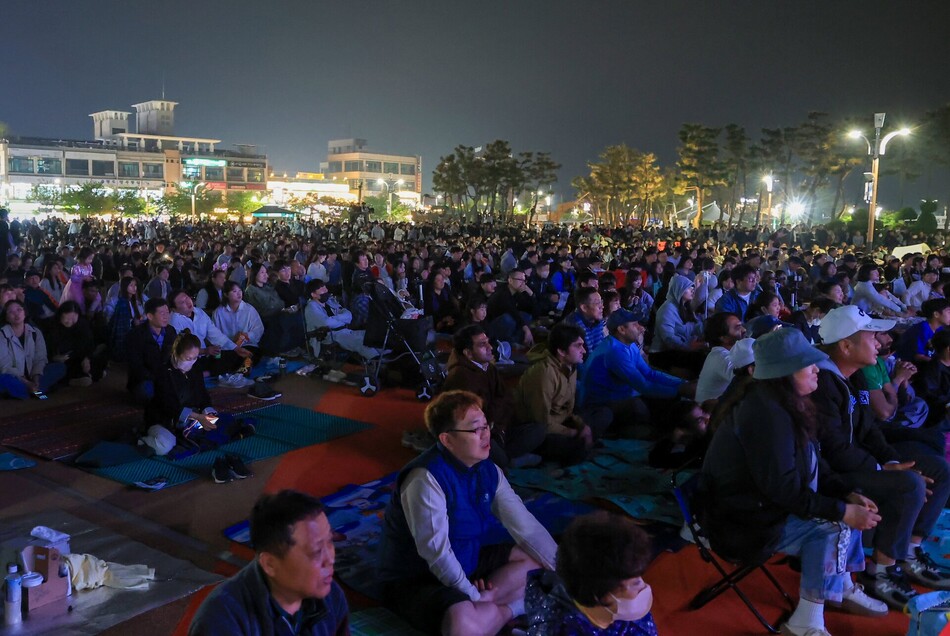 관광객들이 당진 삽교호 공원에 마련된 야외공연 특설무대에서 2026 댄싱 스테이지 in 당진 예선팀들의 공연을 관람하고 있다. 당진시