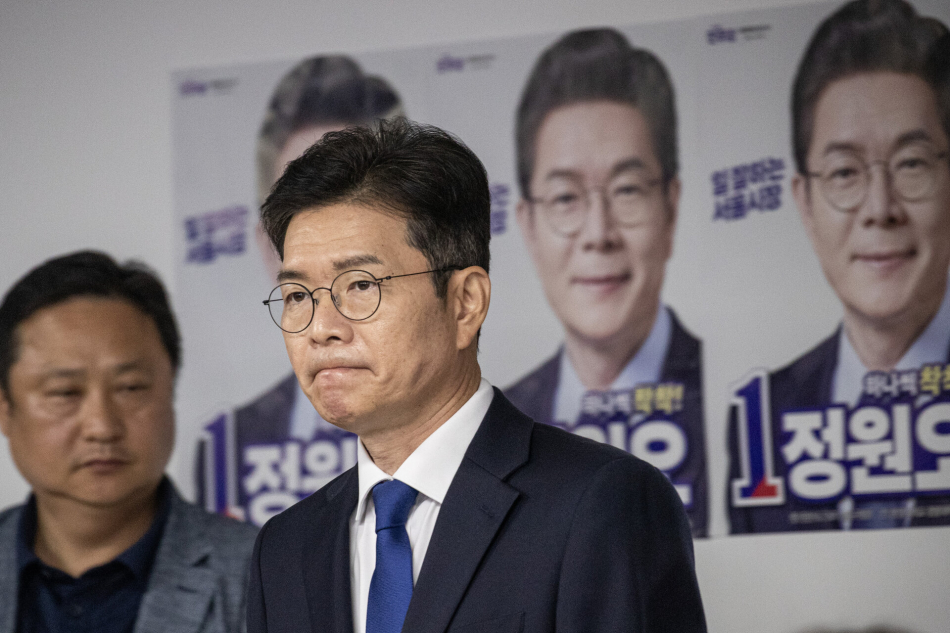 더불어민주당 정원오 서울시장 후보가 4일 제9회 전국동시지방선거 관련 입장을 밝히기 위해 서울 중구 세종대로 캠프에 입장하고 있다. 연합뉴스