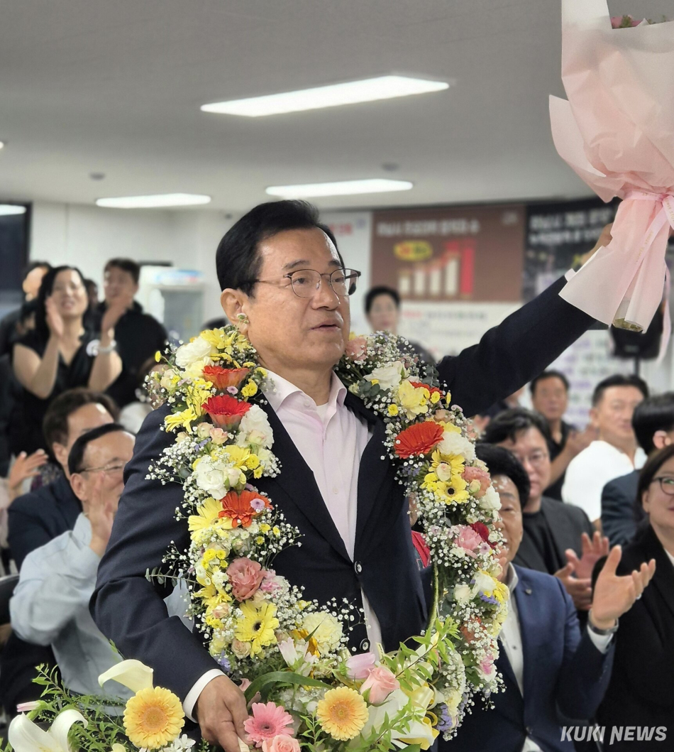 이현재 하남시장 후보가 당선이 확정되자 지지자들로부터 축하를 받고 있다. 이현재 캠프 제공