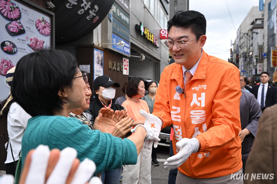 김정철 개혁신당 서울시장 후보가 지난달 21일 서울 사당역 인근에서 지지자들과 악수하고 있다. 쿠키뉴스 자료사진
