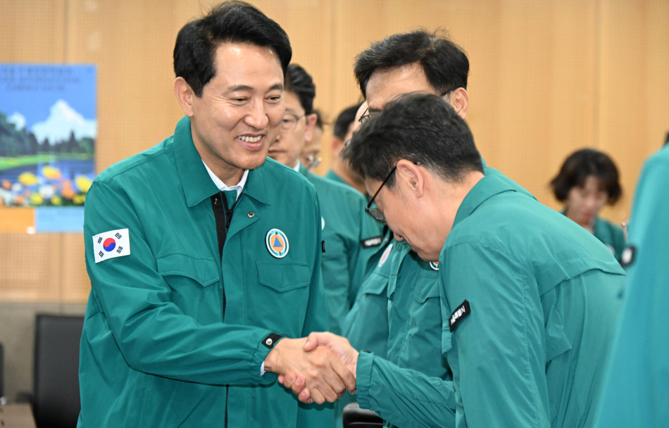 오세훈 서울시장이 4일 오후 서울시청 기획상황실에서 열린 여름철 대책 특별점검회의에 참석했다. 서울시 제공